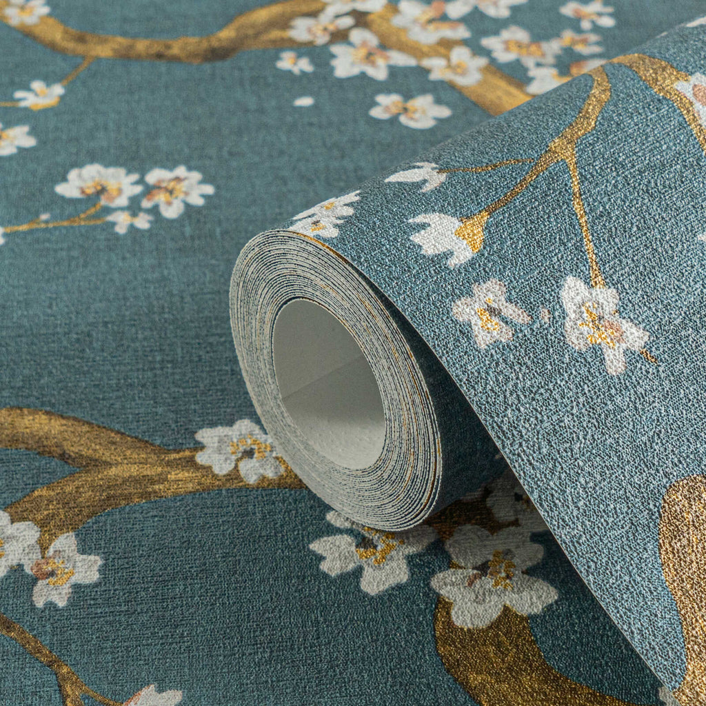 Zilas tapetes ar zelta, krēmkrāsas akcentiem un ķiršu ziedu rakstu - kombinācija ar mebelēm