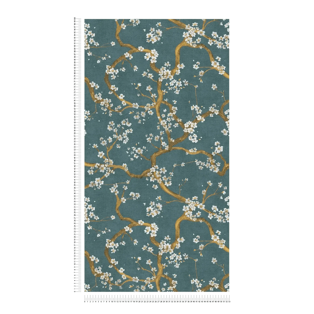 Zilas tapetes ar zelta, krēmkrāsas akcentiem un ķiršu ziedu rakstu - idejas interjerām