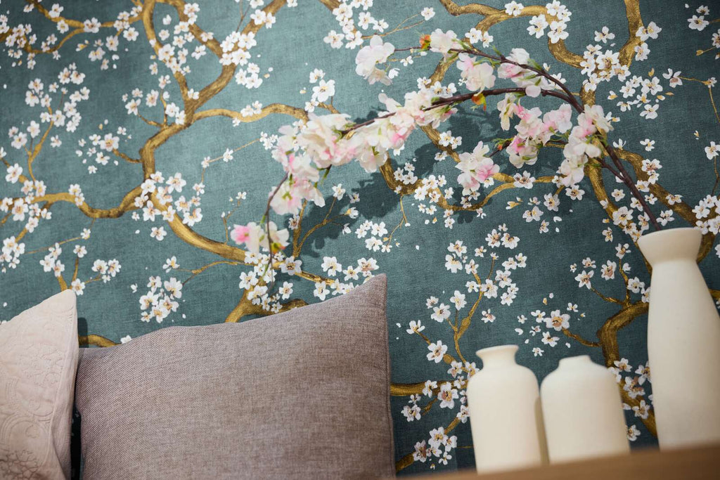 Zilas tapetes ar zelta, krēmkrāsas akcentiem un ķiršu ziedu rakstu - viesistabas interjerā