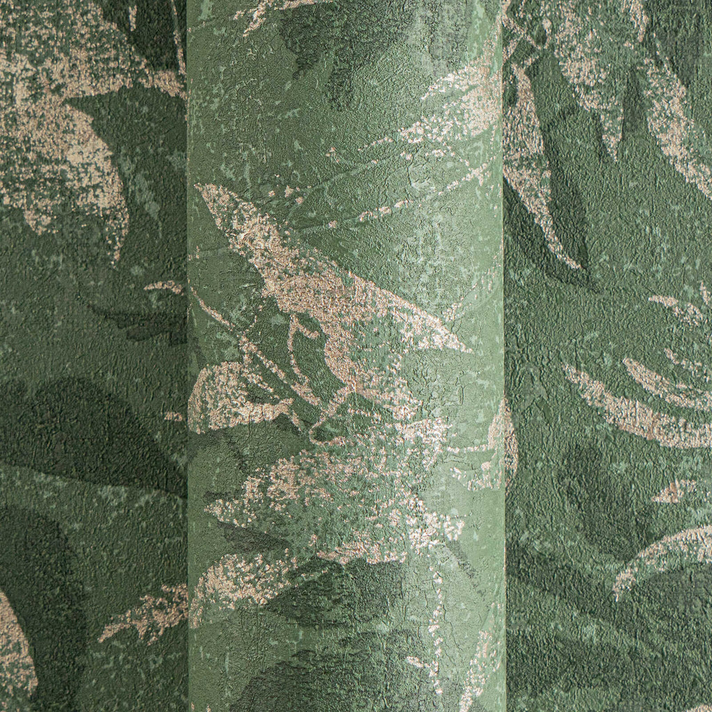 Tropu stila tumši zaļas tapetes ar eksotisku lapu motīvu - guļamistabas interjerā