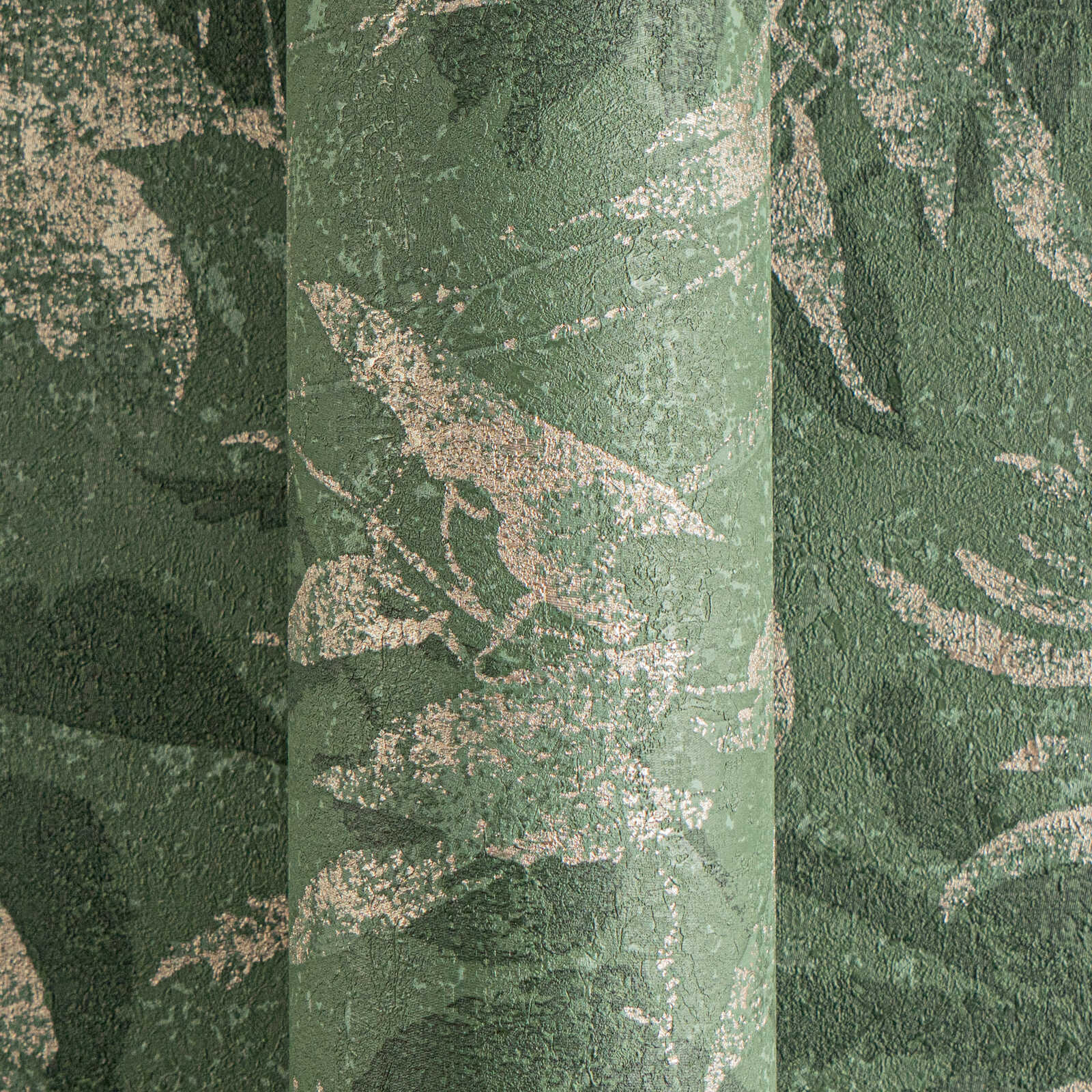 Tropu stila tumši zaļas tapetes ar eksotisku lapu motīvu - guļamistabas interjerā