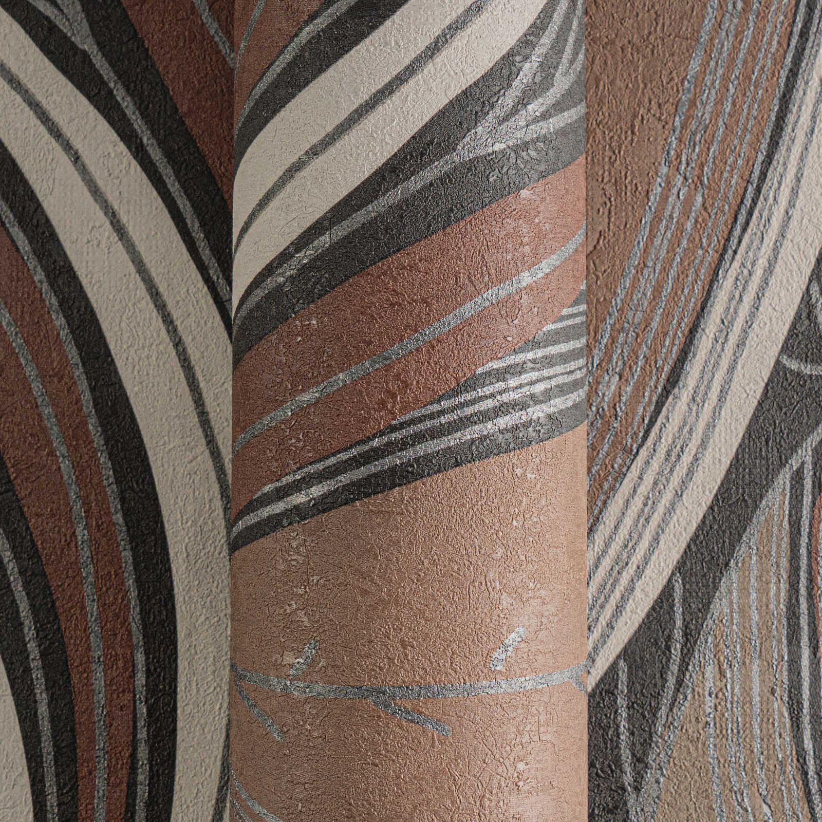 Rudenīgas tapetes ar izteiksmīgu lapu dizainu pelēkbrūnā tonī - idejas interjerām