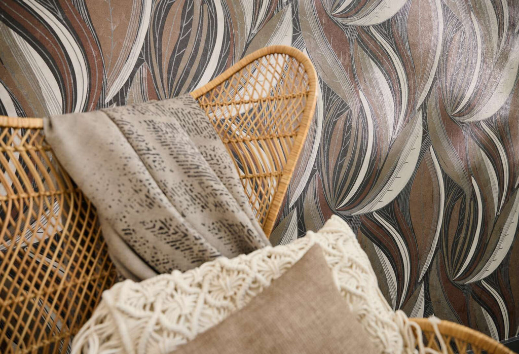 Rudenīgas tapetes ar izteiksmīgu lapu dizainu pelēkbrūnā tonī - guļamistabas interjerā