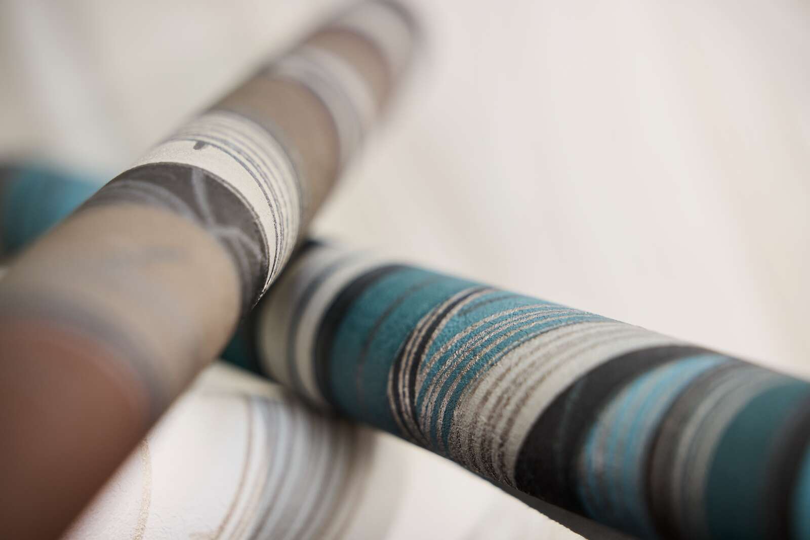 Dramatiskas tapetes ar tumšām lapām zilā un tirkīza gammā - istabas interjerā