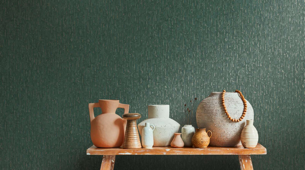 Zaļi zeltainas tapetes ar tumšu austas faktūras dizainu - vizualizācija interjerā