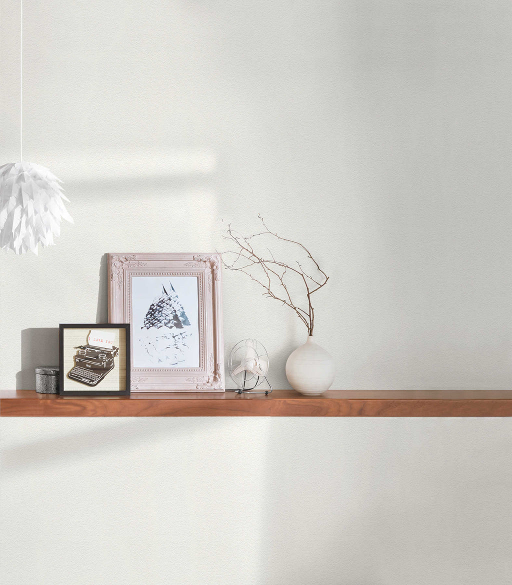 Baltas gludas tapetes ar putu struktūru minimālistiskam interjeram