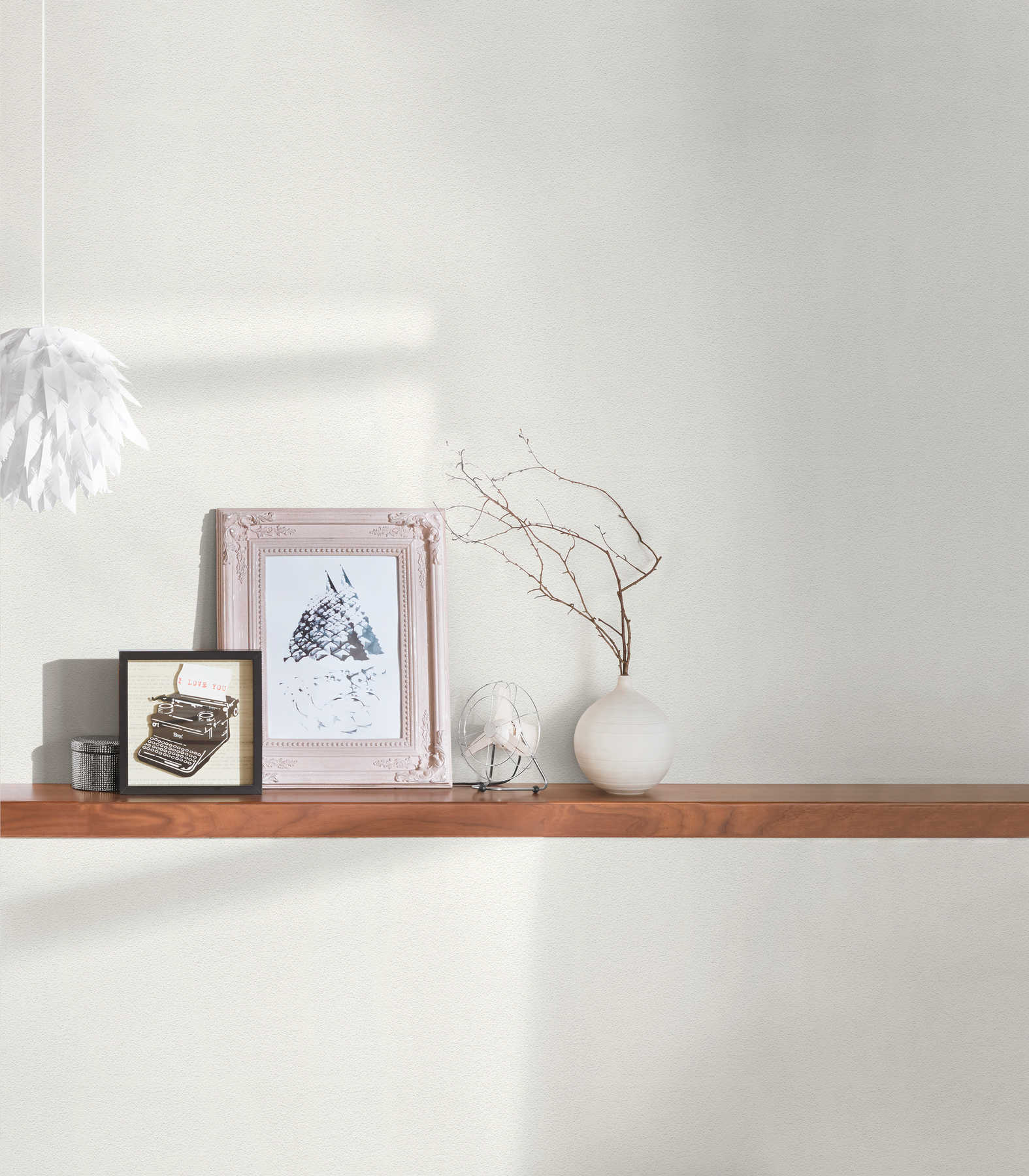 Baltas gludas tapetes ar putu struktūru minimālistiskam interjeram