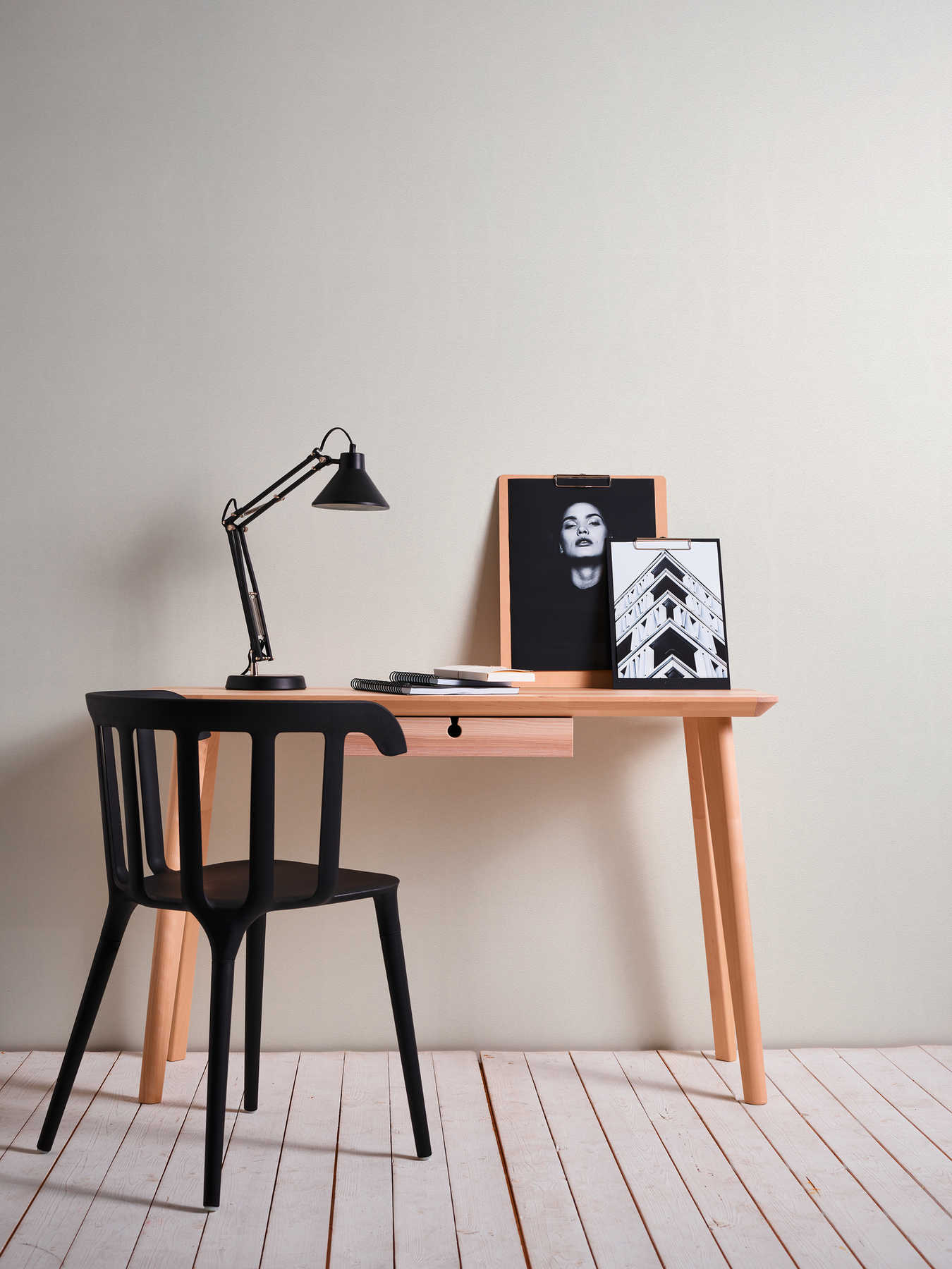 Baltas gludas tapetes ar putu struktūru minimālistiskam interjeram