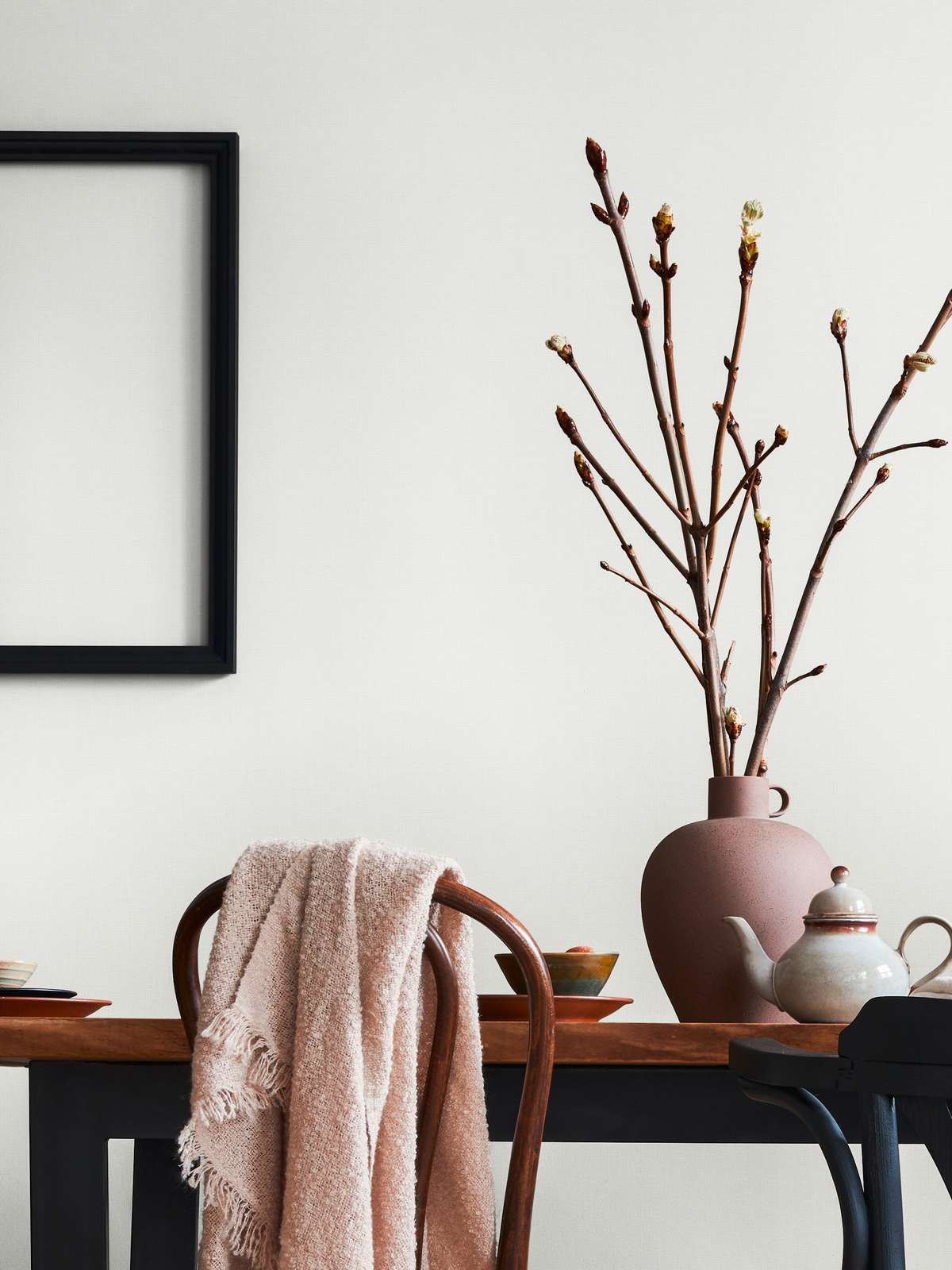 Baltas flizelīna tapetes ar teksturētu lina izskatu - idejas interjerām