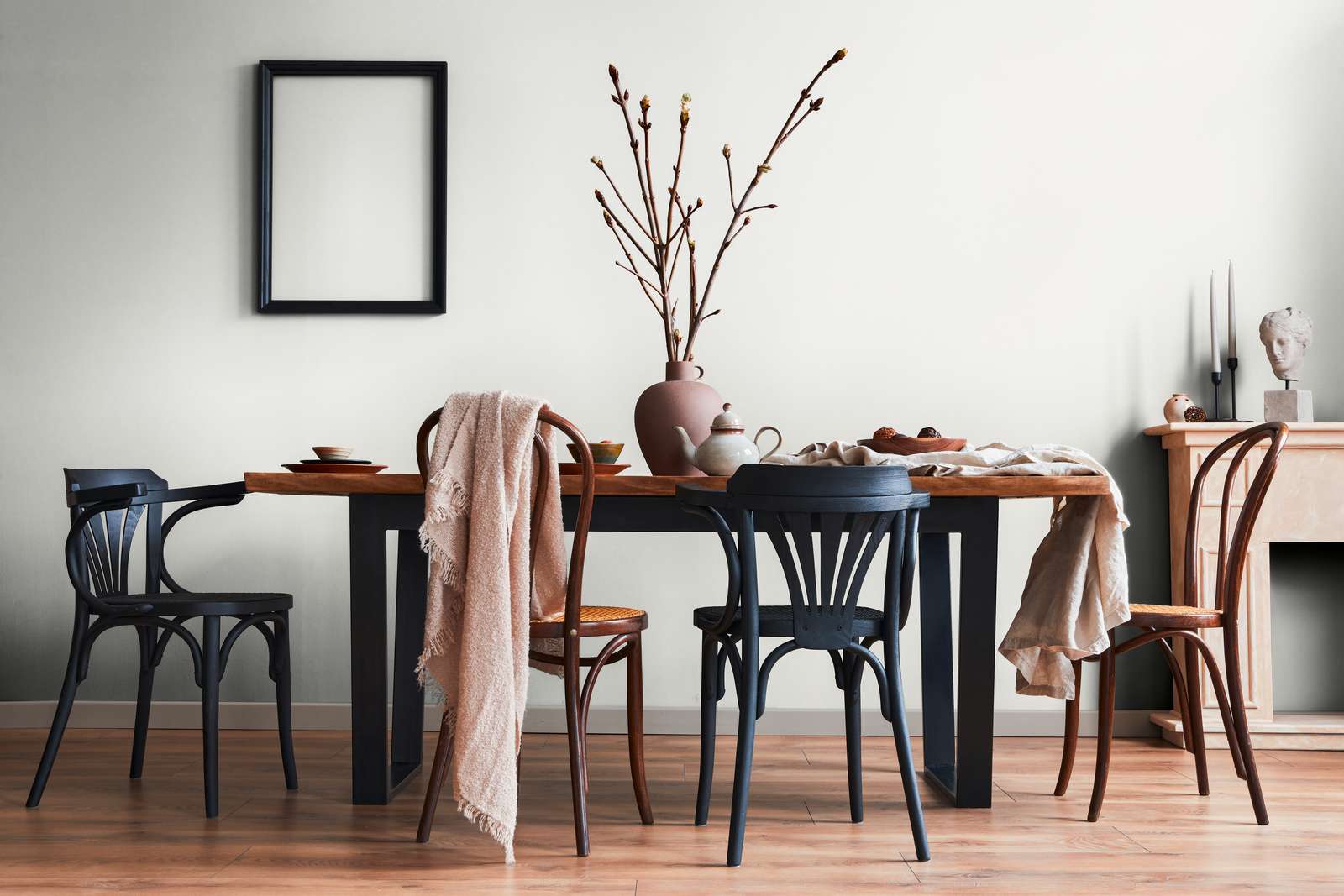 Baltas flizelīna tapetes ar teksturētu lina izskatu - kombinācija ar mebelēm