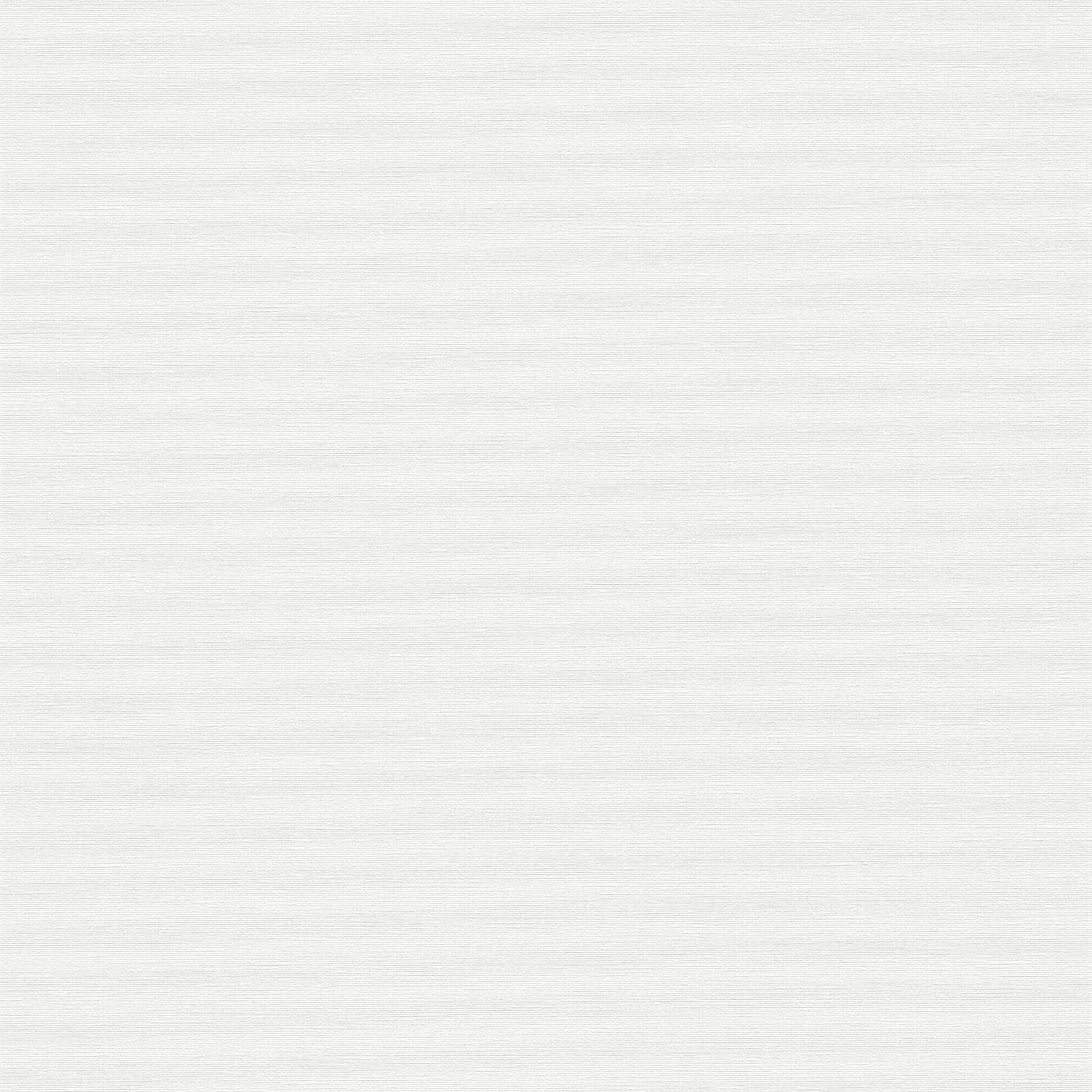 Baltas flizelīna tapetes ar teksturētu lina izskatu - guļamistabas interjerā