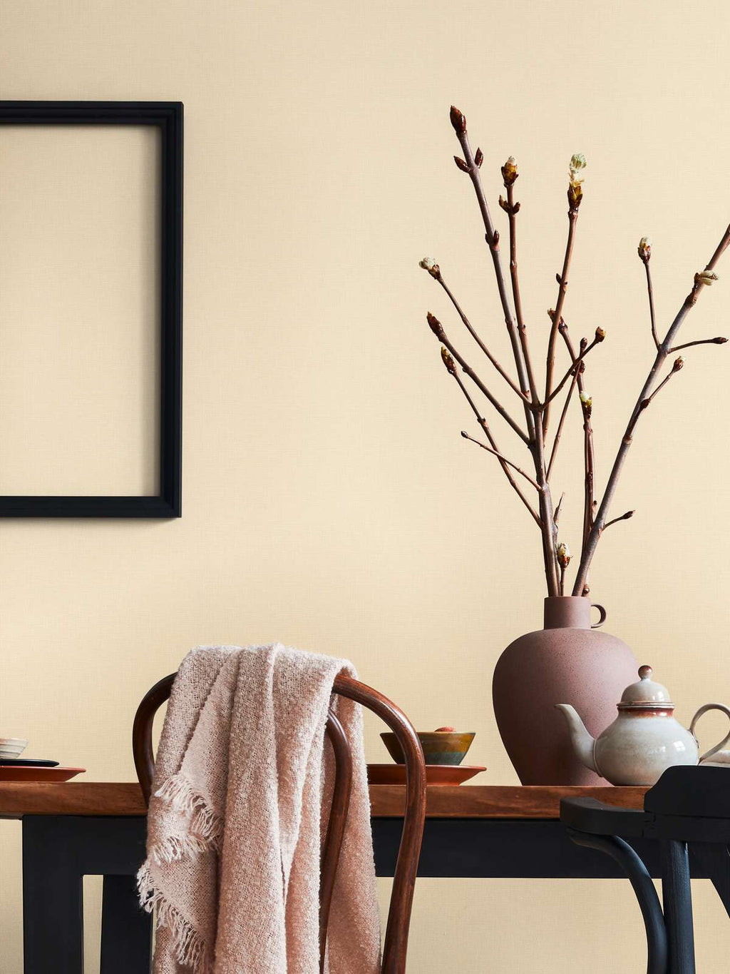 Bēšas flizelīna tapetes ar lina rakstu un dabisku tekstūru - idejas interjerām