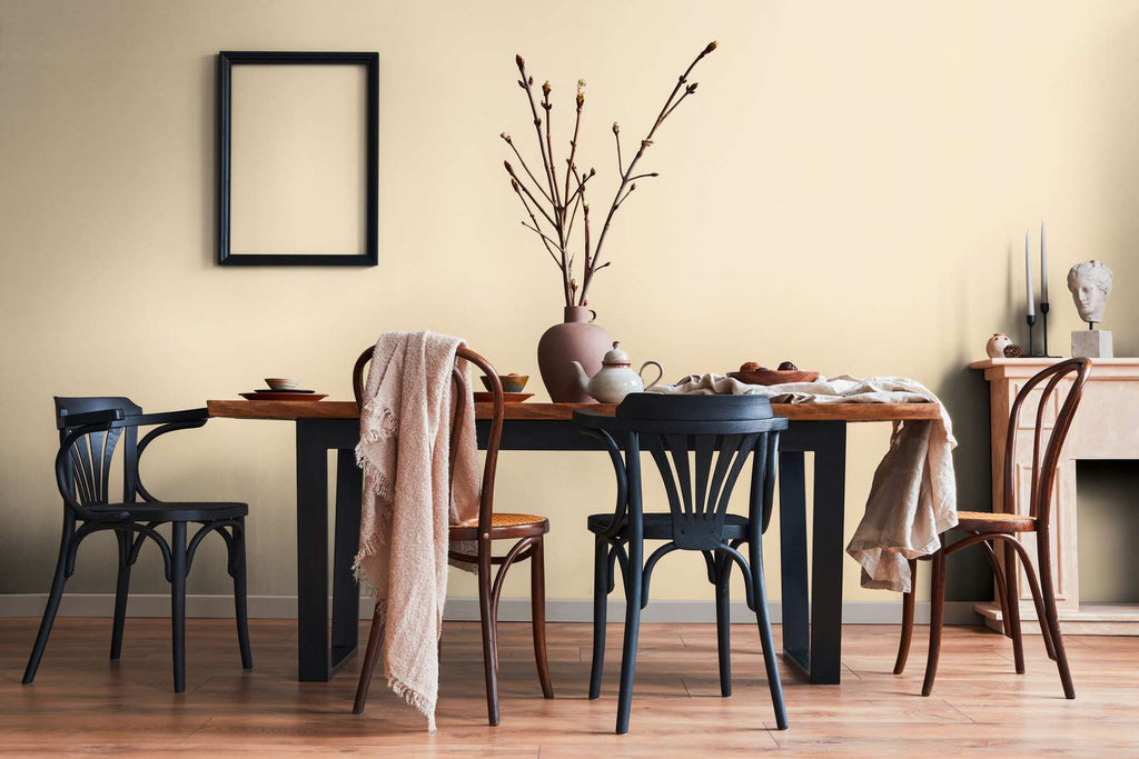 Bēšas flizelīna tapetes ar lina rakstu un dabisku tekstūru - kombinācija ar mebelēm