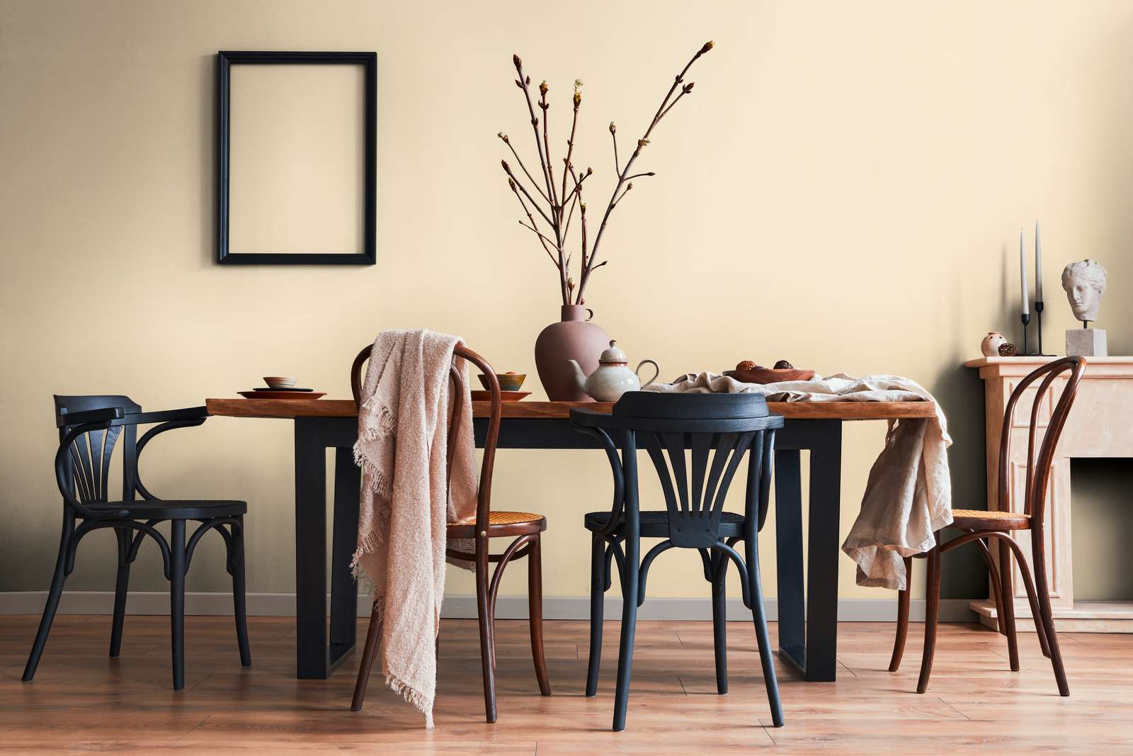 Bēšas flizelīna tapetes ar lina rakstu un dabisku tekstūru - kombinācija ar mebelēm