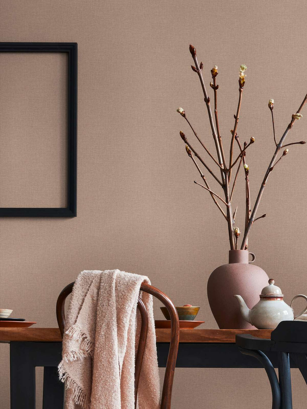 Brūnas flizelīna tapetes ar izteiktu lina rakstu - idejas interjerām