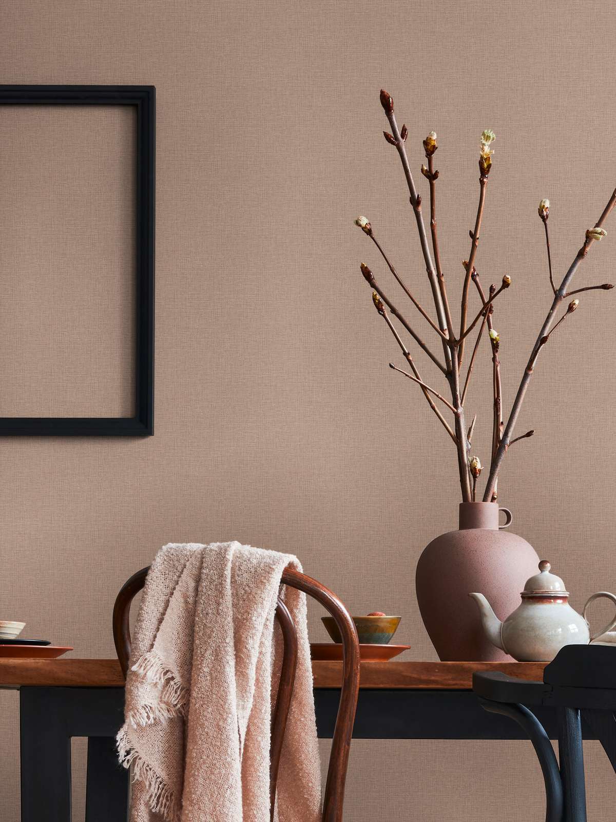 Brūnas flizelīna tapetes ar izteiktu lina rakstu - idejas interjerām