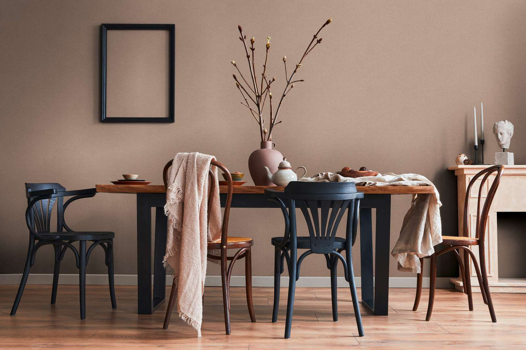 Brūnas flizelīna tapetes ar izteiktu lina rakstu - kombinācija ar mebelēm