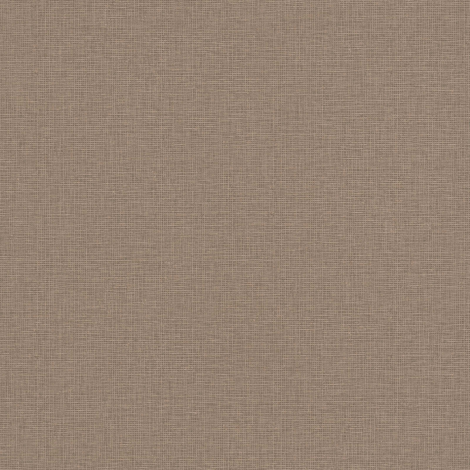 Brūnas flizelīna tapetes ar izteiktu lina rakstu - guļamistabas interjerā