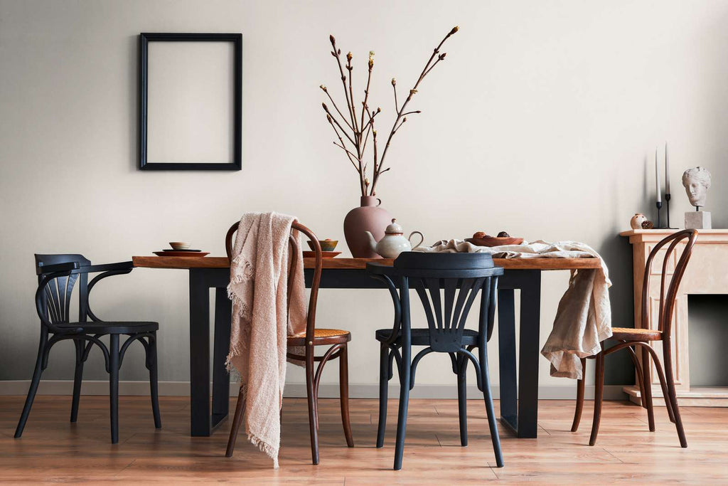 Krēmkrāsas vienkrāsainas flizelīna tapetes ar lina faktūru - kombinācija ar mebelēm