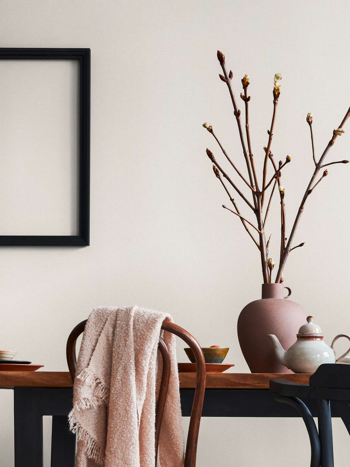 Krēmkrāsas vienkrāsainas flizelīna tapetes ar lina faktūru - idejas interjerām