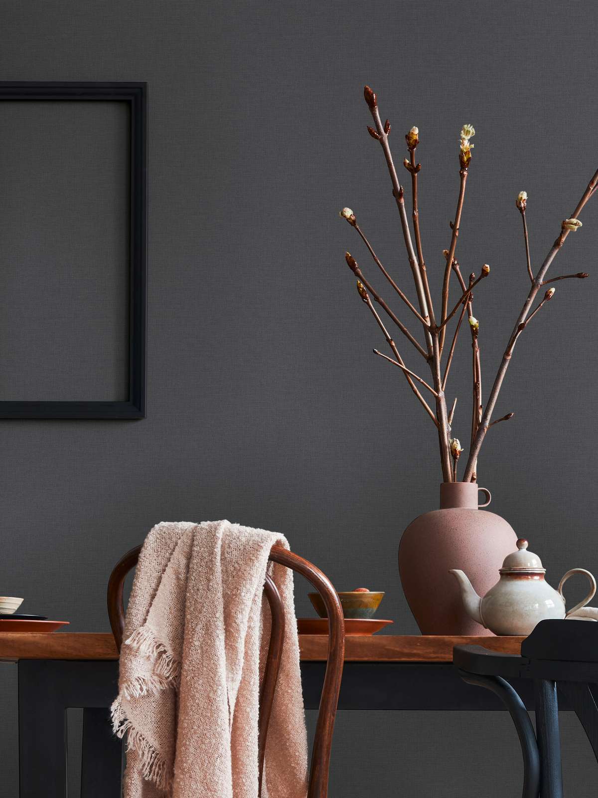 Melnas flizelīna tapetes ar elegantu lina tekstūru - kombinācija ar mebelēm