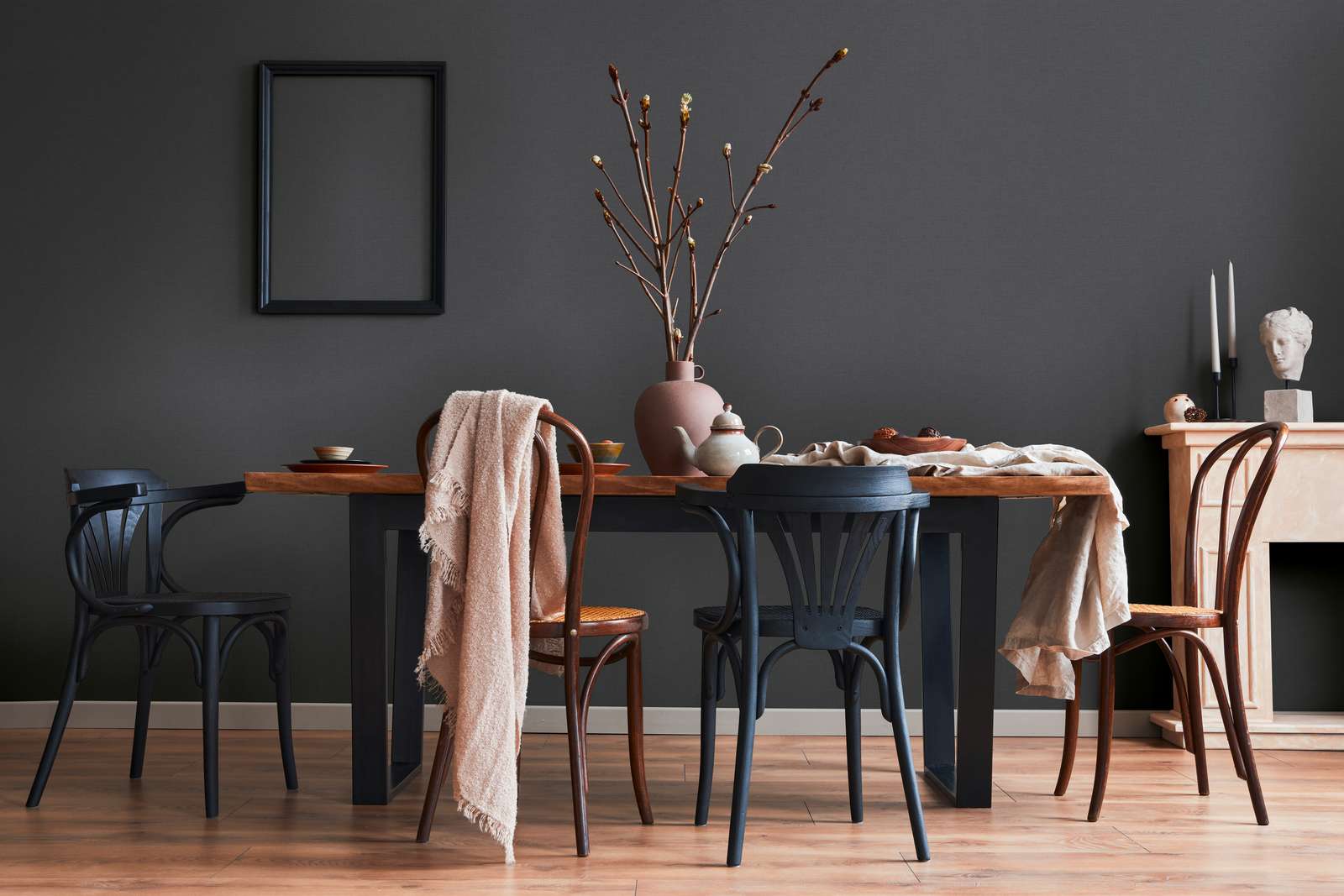 Melnas flizelīna tapetes ar elegantu lina tekstūru - idejas interjerām