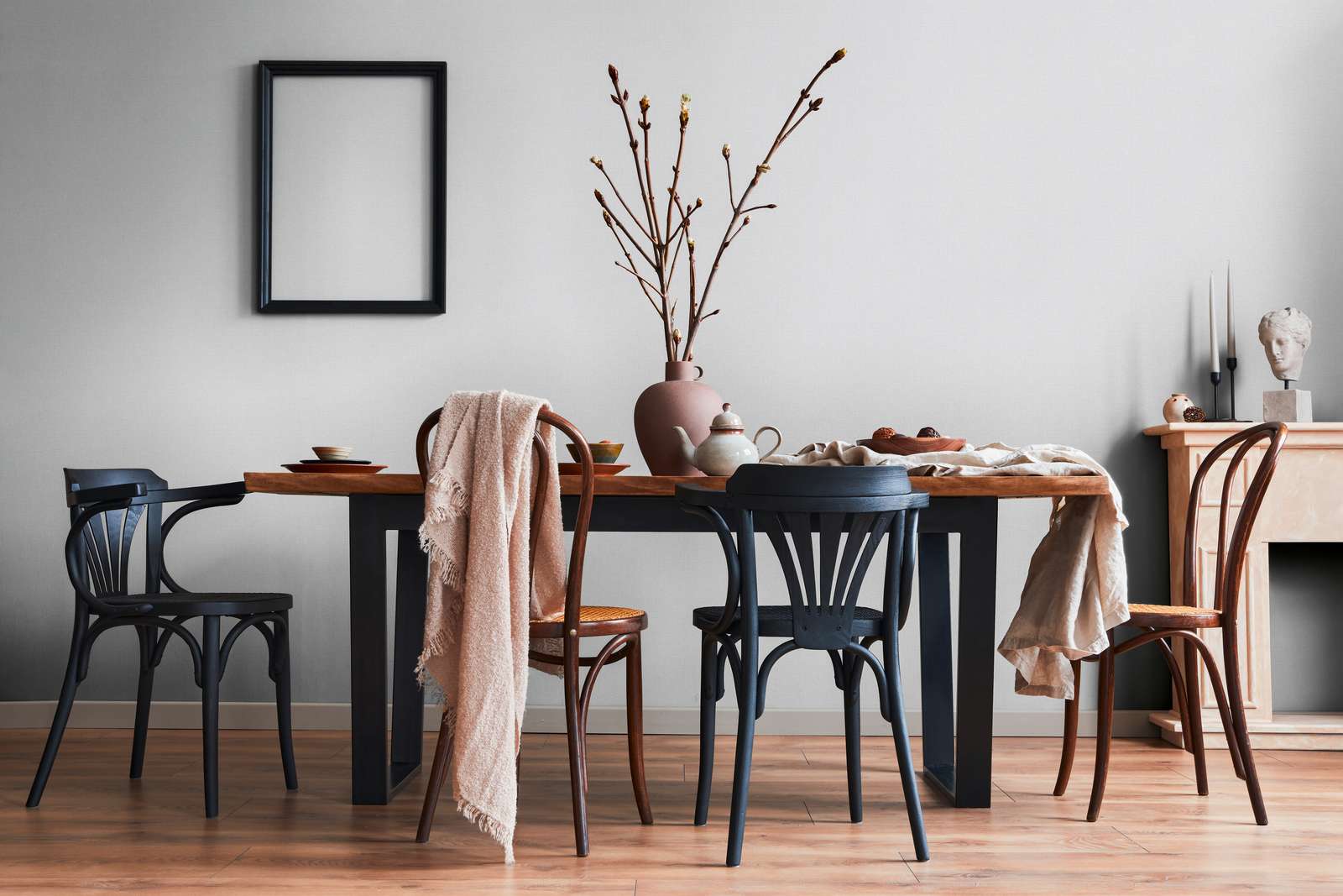 Pelēkas flizelīna tapetes ar lina virsmas efektu - kombinācija ar mebelēm