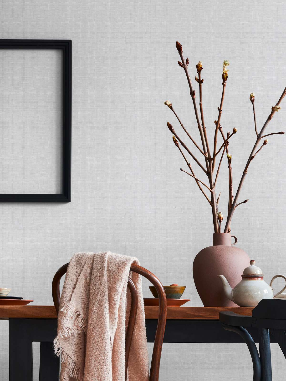 Pelēkas flizelīna tapetes ar lina virsmas efektu - idejas interjerām