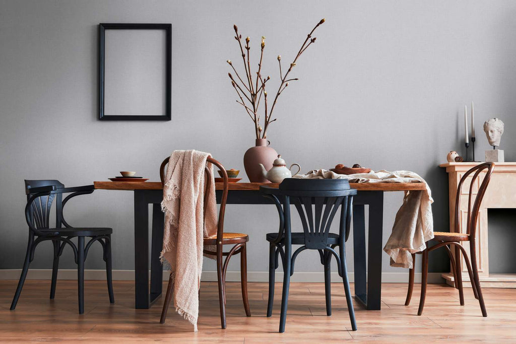 Tumši pelēkas flizelīna tapetes ar lina rakstu tekstūru - idejas interjerām