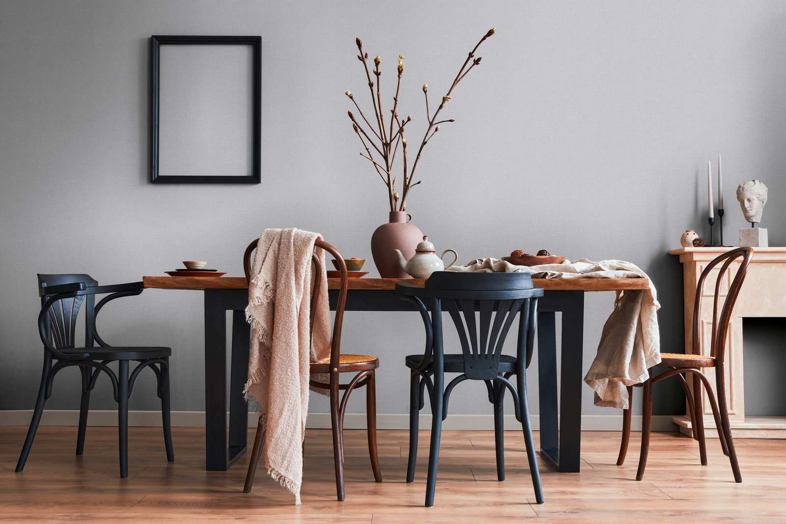 Tumši pelēkas flizelīna tapetes ar lina rakstu tekstūru - idejas interjerām