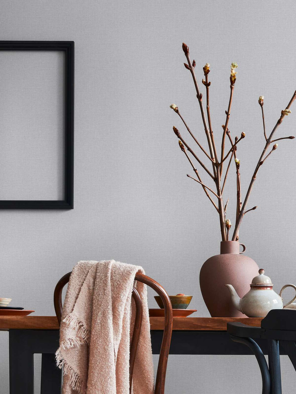 Tumši pelēkas flizelīna tapetes ar lina rakstu tekstūru - kombinācija ar mebelēm