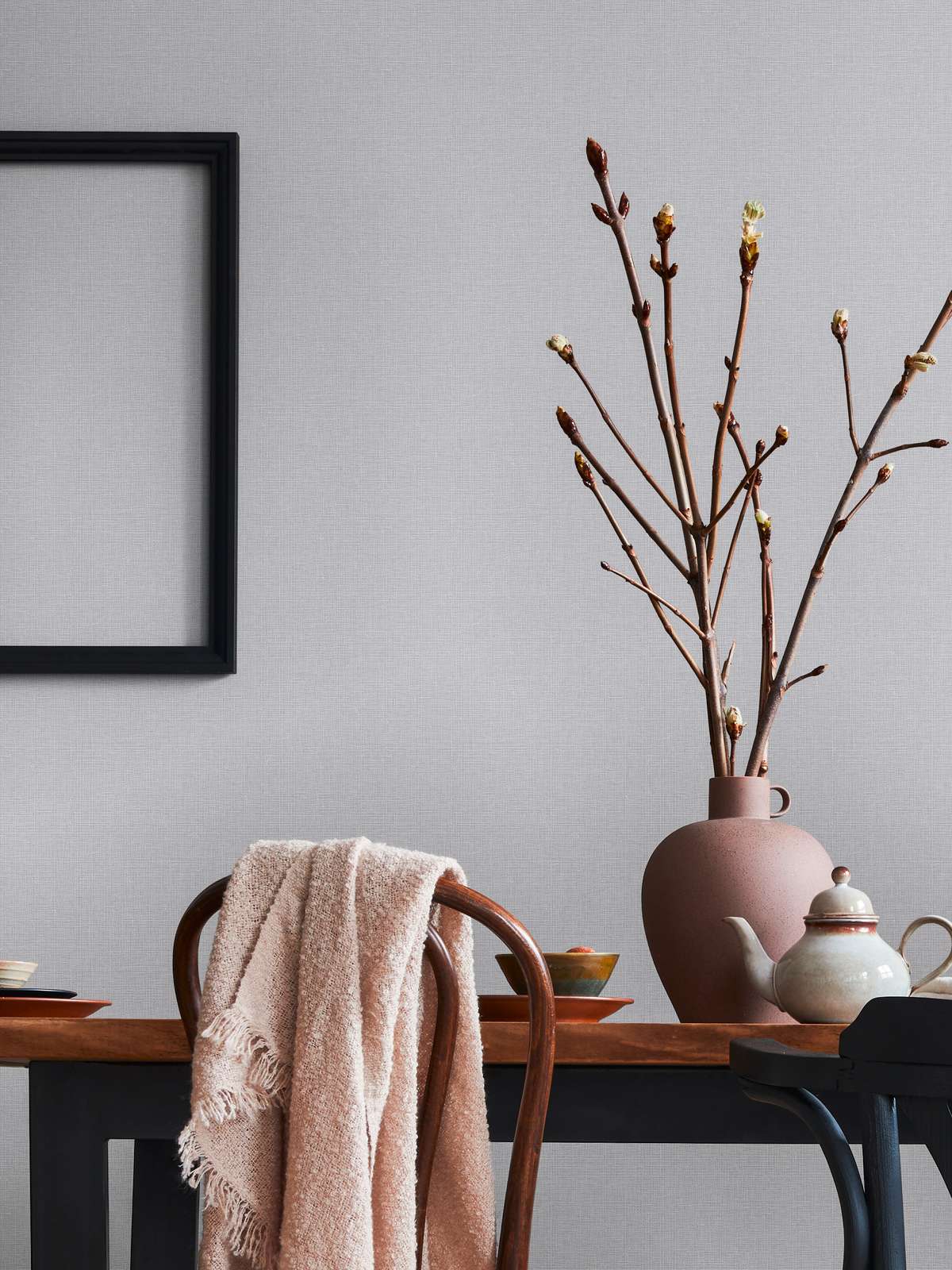 Tumši pelēkas flizelīna tapetes ar lina rakstu tekstūru - kombinācija ar mebelēm