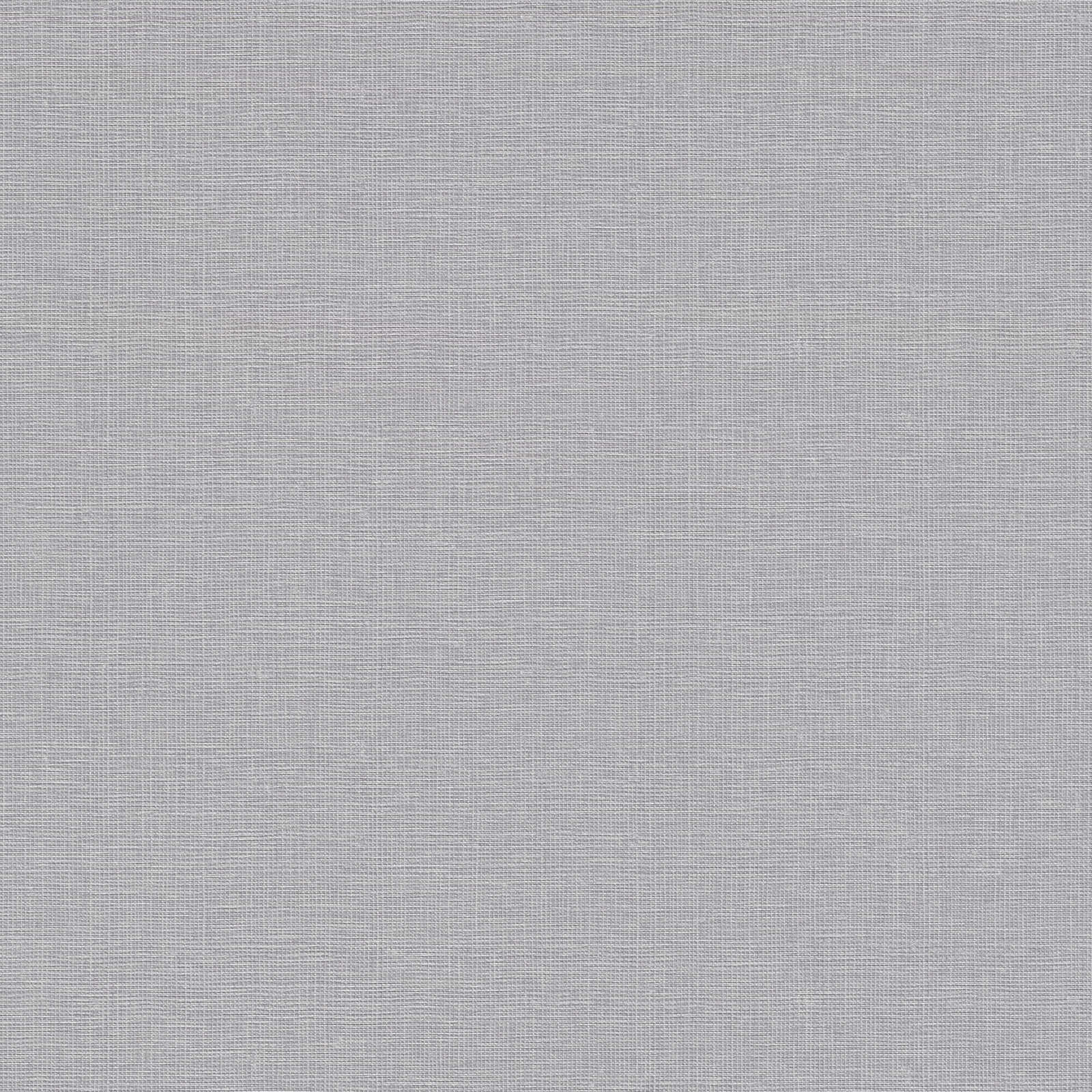 Tumši pelēkas flizelīna tapetes ar lina rakstu tekstūru - viesistabas interjerā