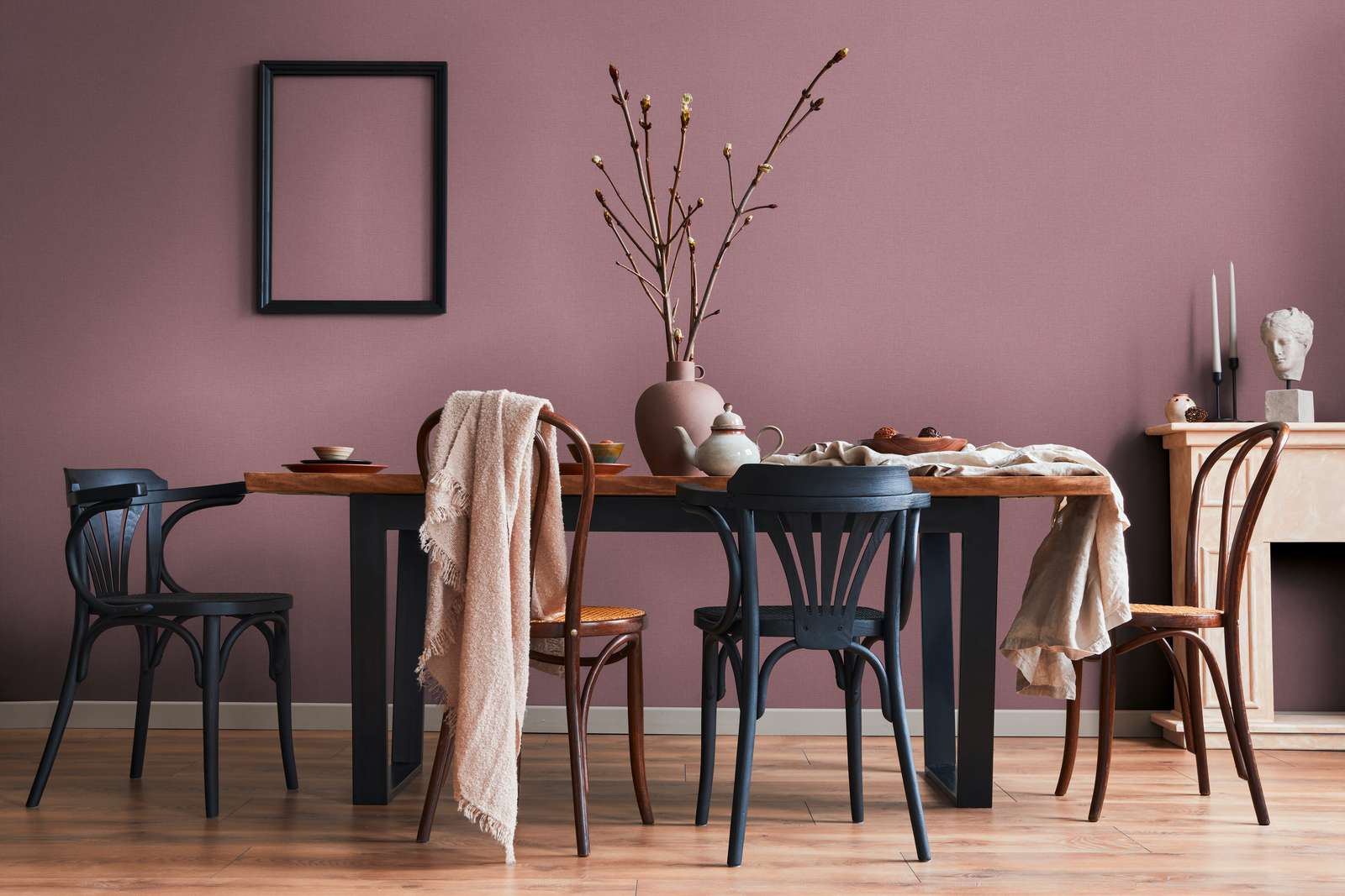 Violetas flizelīna tapetes ar lina struktūras imitāciju - idejas interjerām