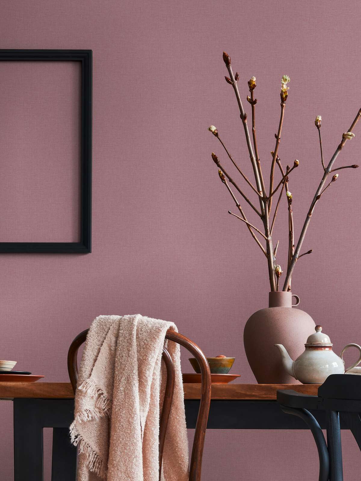 Violetas flizelīna tapetes ar lina struktūras imitāciju - kombinācija ar mebelēm