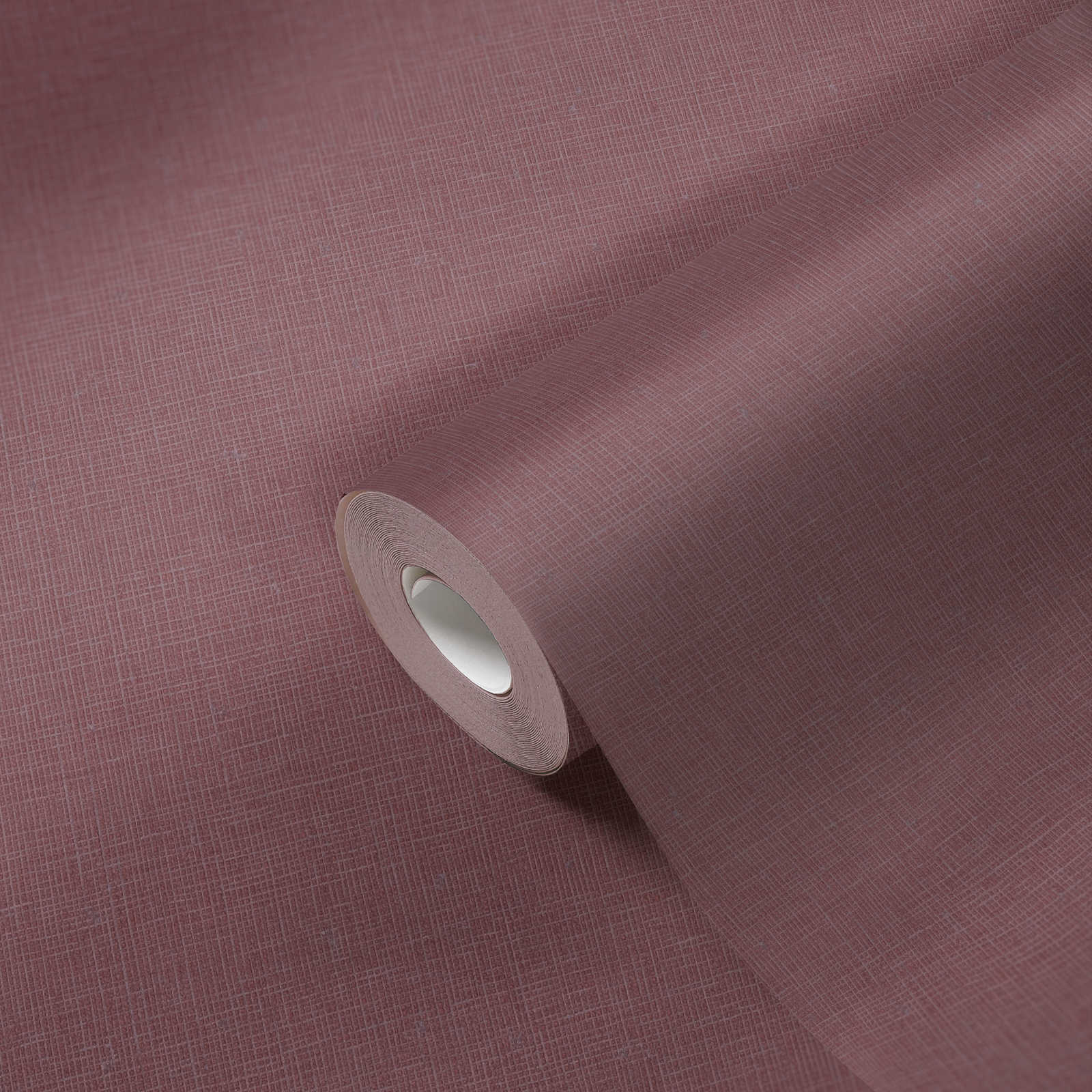 Violetas flizelīna tapetes ar lina struktūras imitāciju - viesistabas interjerā