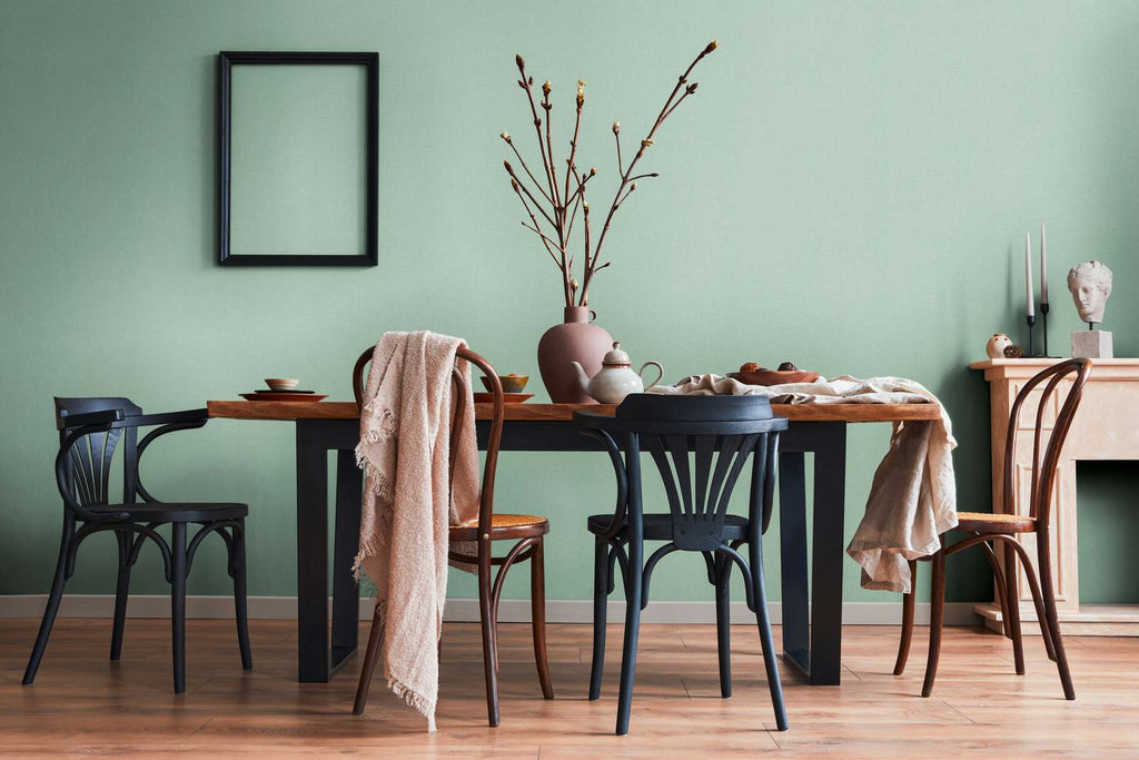 Zaļas flizelīna tapetes ar dabīgās lina tekstūras efektu - kombinācija ar mebelēm