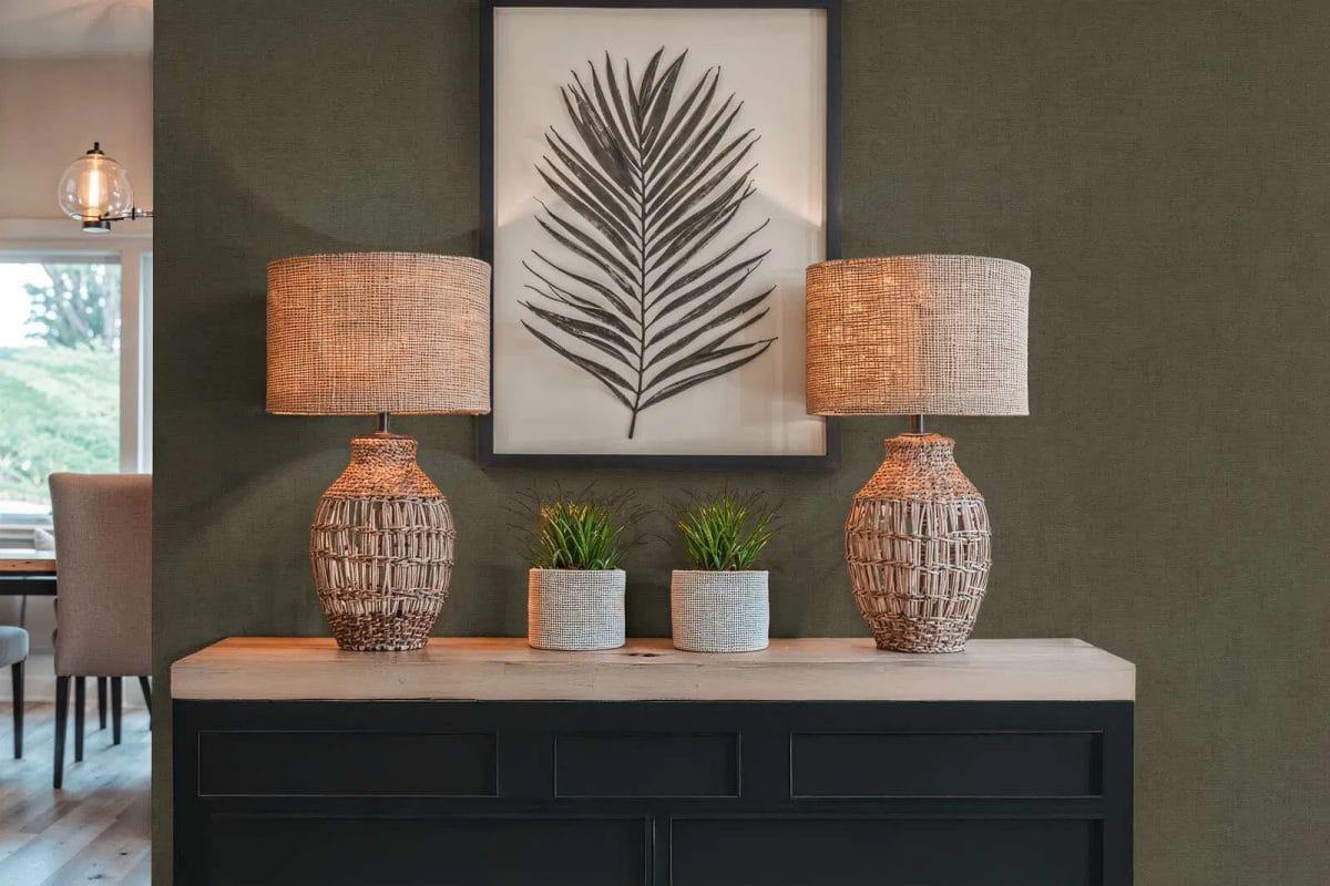 Tumši brūnas vienkrāsainas tapetes ar vieglu tekstūru klasiskā un mājīgā viesistabas interjerā. SKU: 3012160, AS Creation.