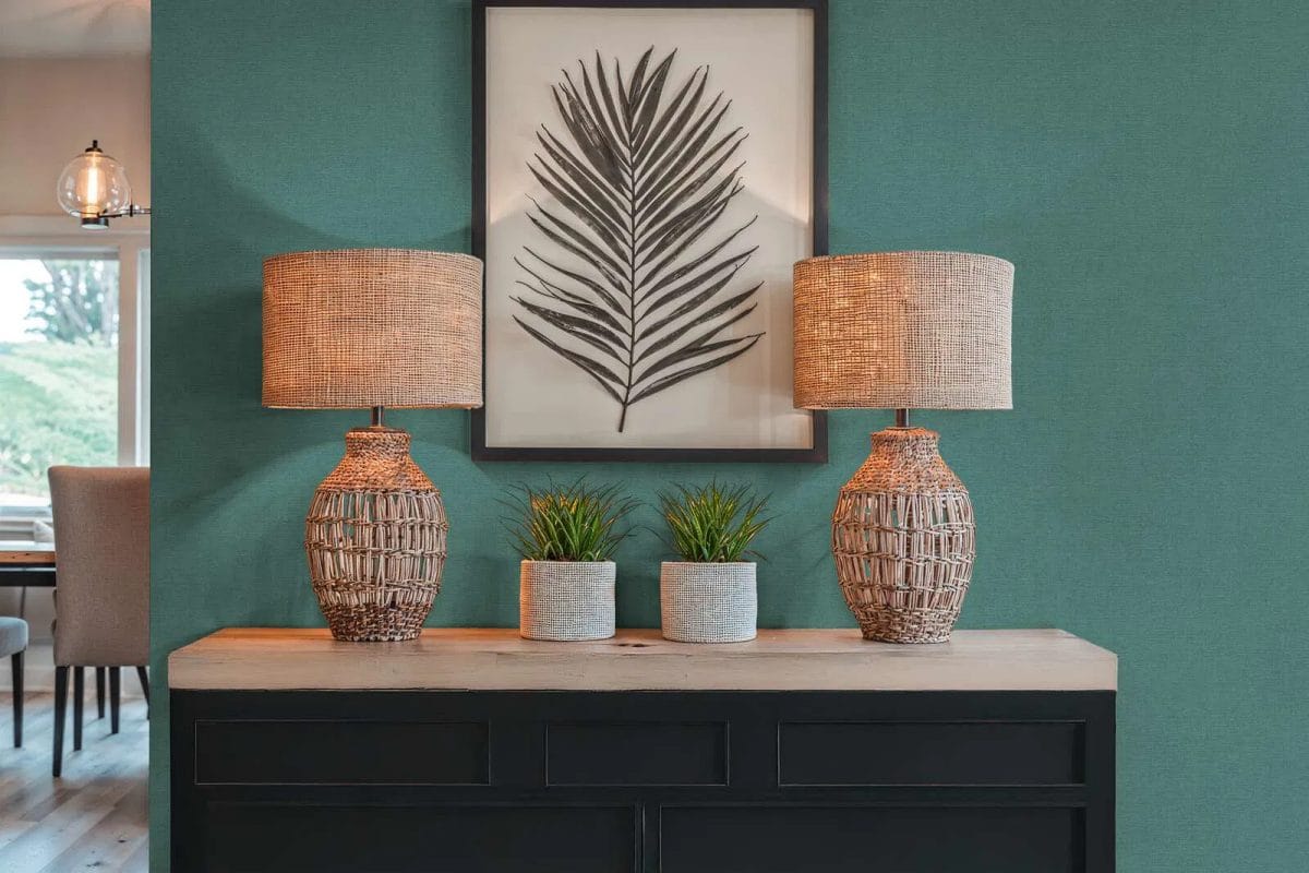 Zaļas vienkrāsainas neaustas tapetes ar elegantu spīdumu relaksējošā guļamistabas interjerā. SKU: 3012155, AS Creation.