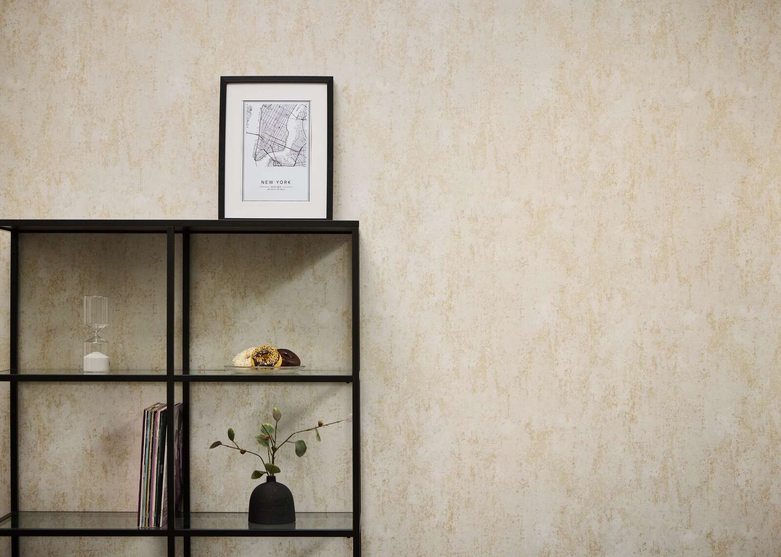 Teksturētas apmetuma efektu tapetes siltā smilškrāsā - kombinācija ar mebelēm