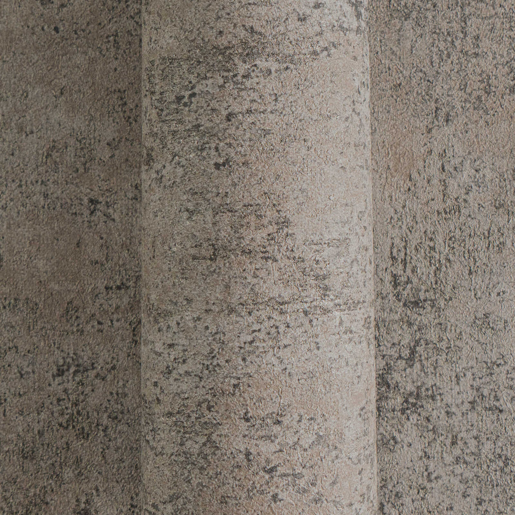 Brūnas tapetes ar teksturētu apmetuma virsmu - kombinācija ar mebelēm