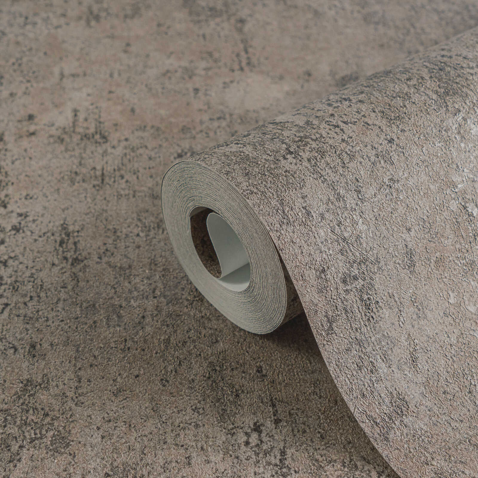 Brūnas tapetes ar teksturētu apmetuma virsmu - idejas interjerām