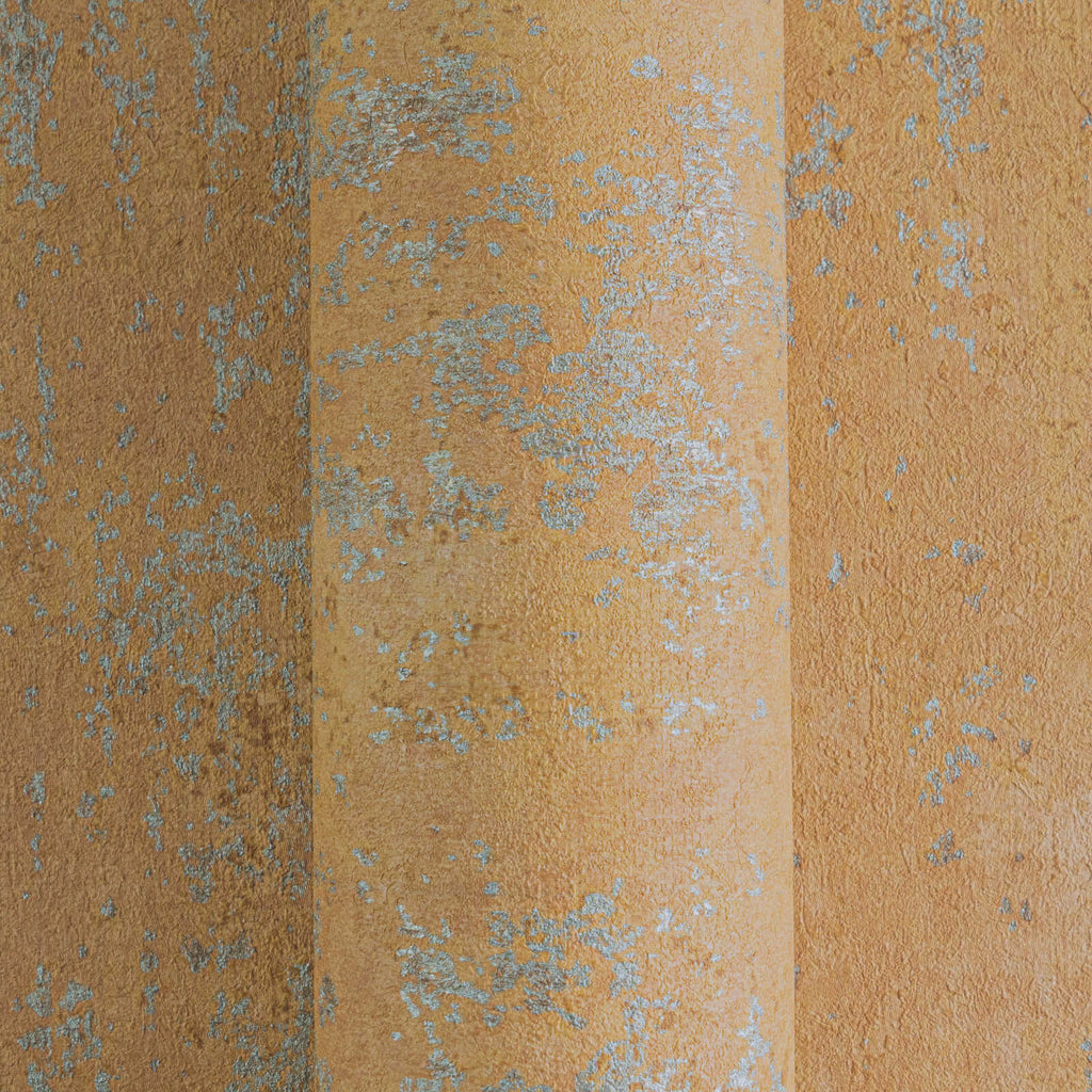 Oranžas tapetes ar dabisku apmetuma izskatu - guļamistabas interjerā