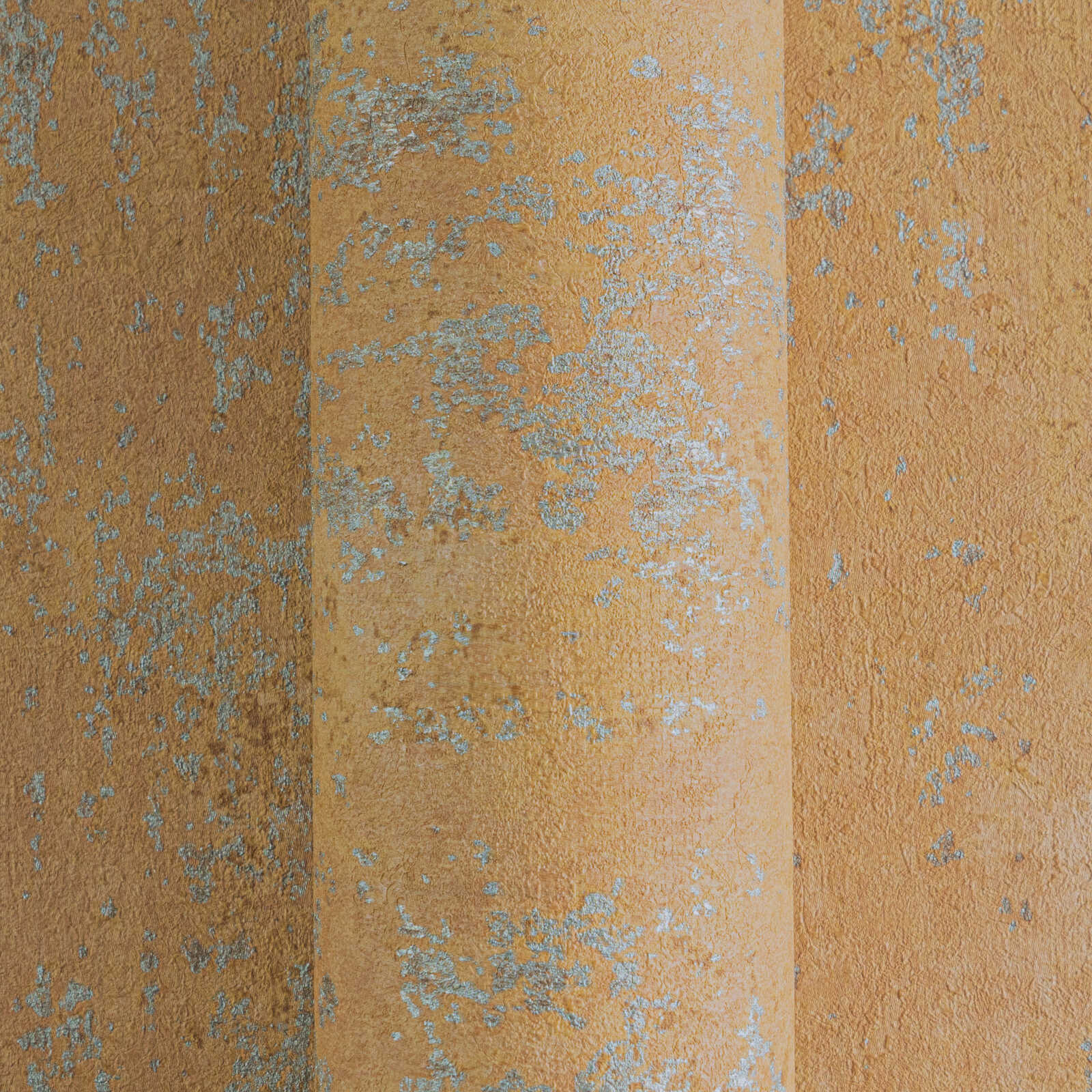 Oranžas tapetes ar dabisku apmetuma izskatu - guļamistabas interjerā