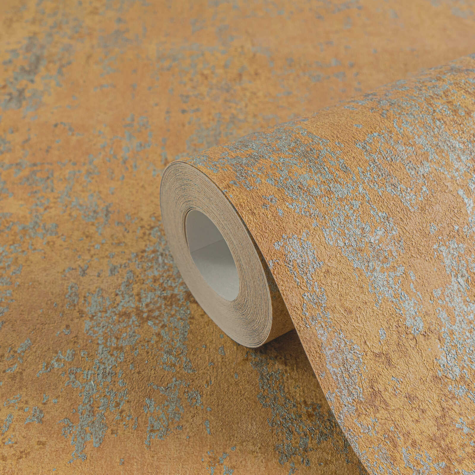 Oranžas tapetes ar dabisku apmetuma izskatu - istabas interjerā