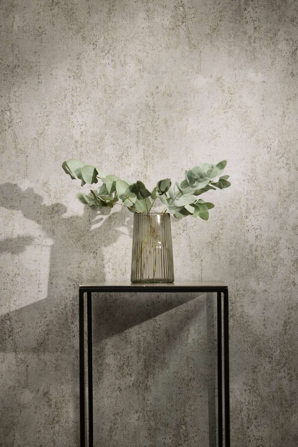 Modernas pelēkbrūnas un pelēkas apmetuma stila tapetes ar matētu apdari - idejas interjerām