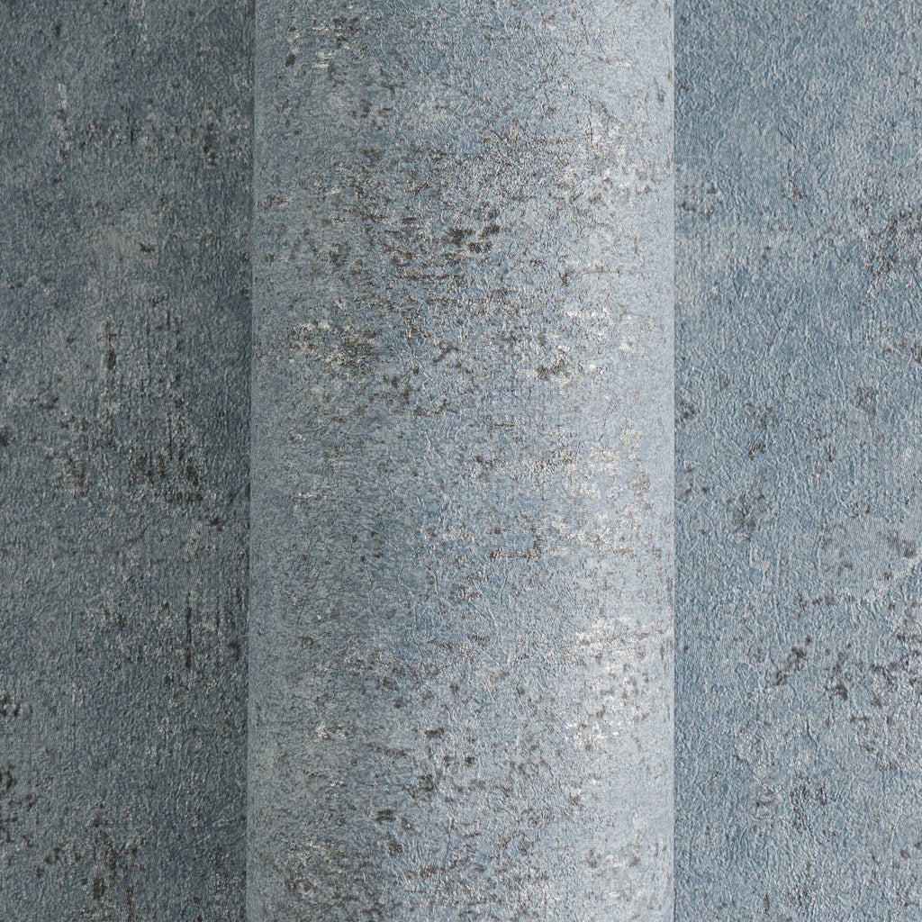 Zilas krāsas tapetes ar apmetuma efektu - kombinācija ar mebelēm