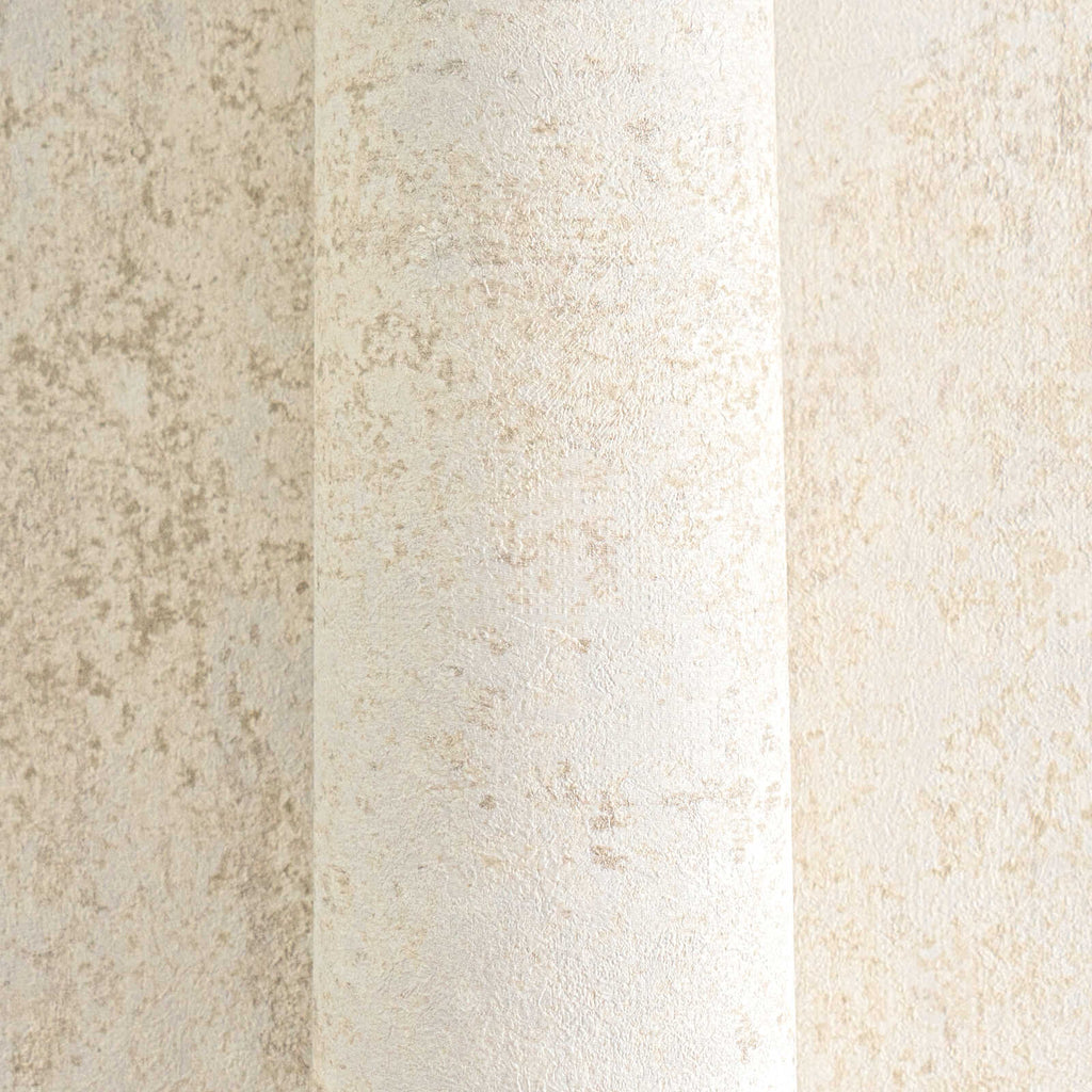 Neaustas tapetes ar apmetuma efektu krēmīgā bēšā tonī - guļamistabas interjerā