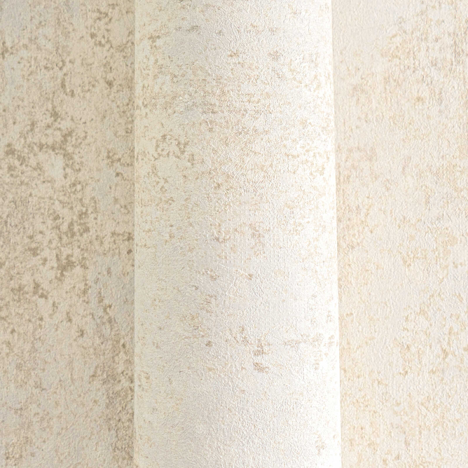 Neaustas tapetes ar apmetuma efektu krēmīgā bēšā tonī - guļamistabas interjerā