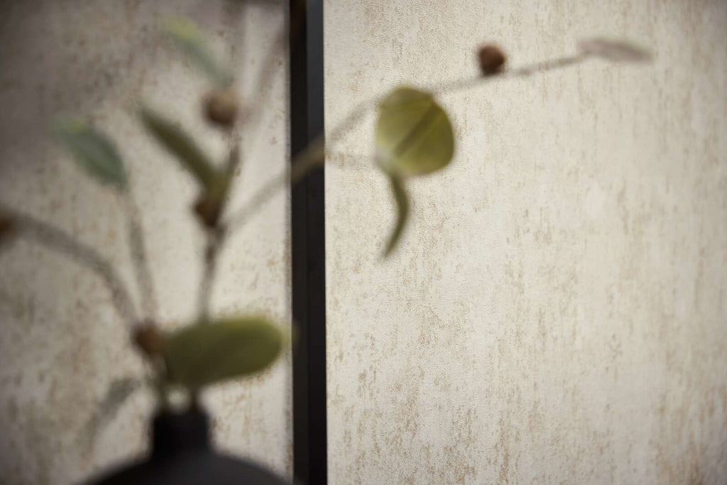 Neaustas tapetes ar apmetuma efektu krēmīgā bēšā tonī - viesistabas interjerā